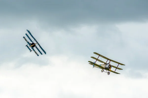 Sopwith Triplane being chased by a Fokker Dr1 Triplane — Stock Photo, Image