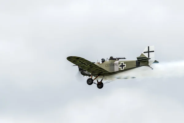 Junkers cl1 flygande över shoreham airfield — Stockfoto
