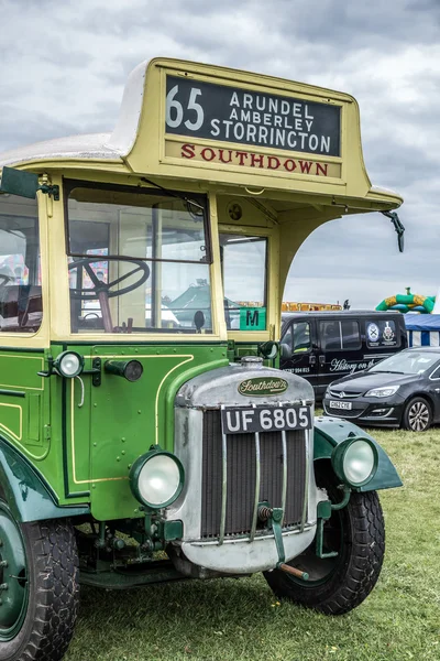 Vieux bus Southdown stationné sur l'aérodrome de Shoreham — Photo