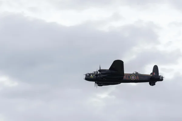 Avro Lancaster bomber flying over Shoreham Airfield — Stock Photo, Image