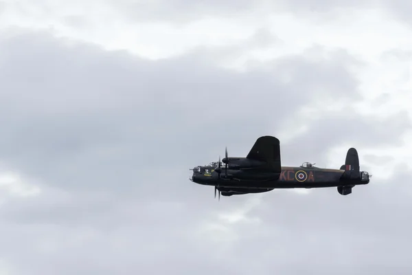 Avro Lancaster bombardeiro sobrevoando Shoreham Airfield — Fotografia de Stock