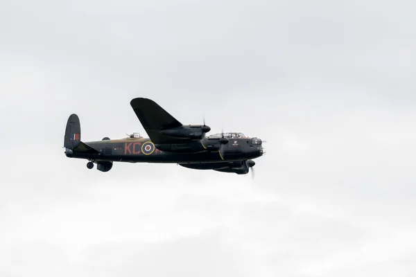 Bombardero Avro Lancaster sobrevolando el aeródromo Shoreham — Foto de Stock