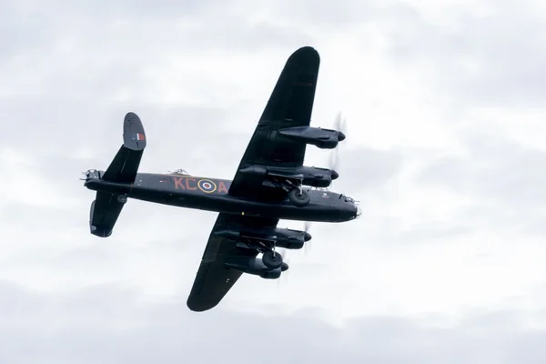 Avro 兰开斯特轰炸机飞越肖勒姆机场 — 图库照片