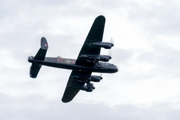 Avro lancaster βομβαρδιστικό που πετούν πάνω από το αεροδρόμιο shoreham — Φωτογραφία Αρχείου