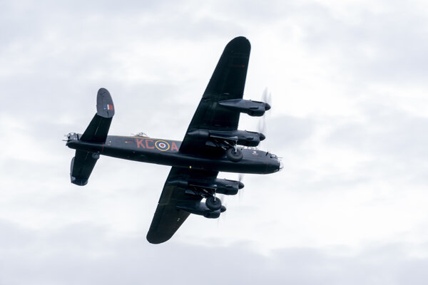 Бомбардировщик Avro Lancaster пролетел над аэродромом Шорхэм
