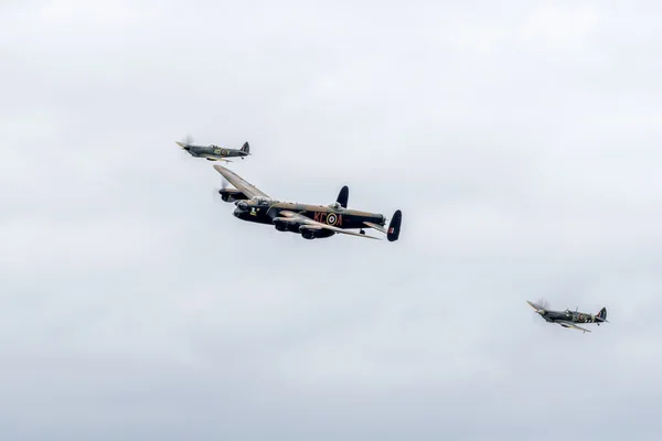 Avro Lancaster flanked by two Spitfires — Stock Photo, Image