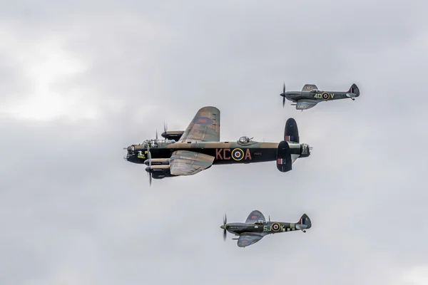 Avro lancaster towarzyszyło dwóch Spitfire — Zdjęcie stockowe
