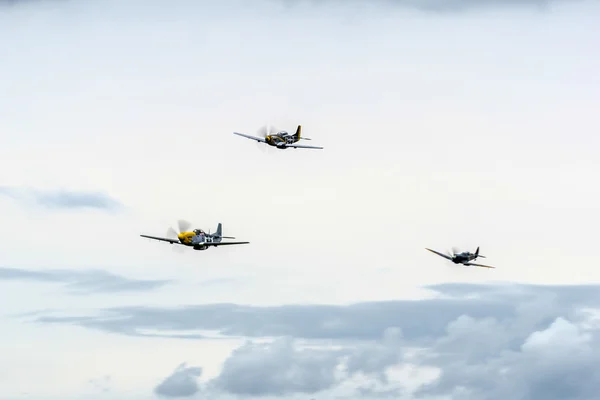 North American P-51D Mustangs e uno Spitfire sorvolano Shoreha — Foto Stock