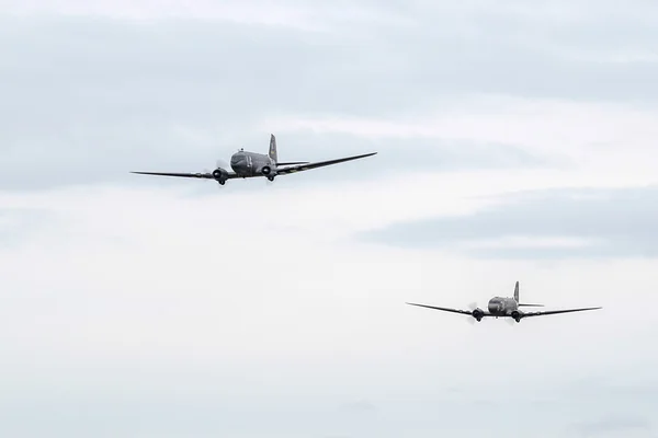 Twee douglas c-47 skytrains vliegen over shoreham vliegveld — Stockfoto