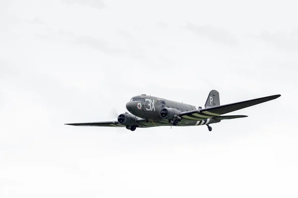Douglas c-47a skytrain "przeciągnij 'em oot" n473dc latające nad shoreha — Zdjęcie stockowe