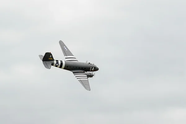 Douglas C-47A Skytrain N147DC lentää Shorehamin lentokentän yllä — kuvapankkivalokuva