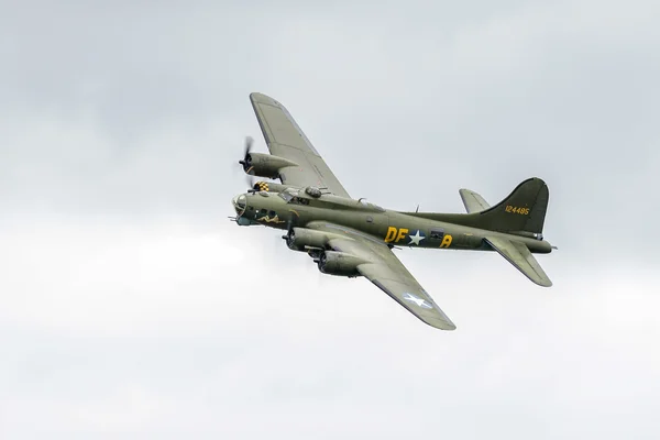 Sally B Boeing B17 Bombardero sobrevolando el aeródromo de Shorham —  Fotos de Stock