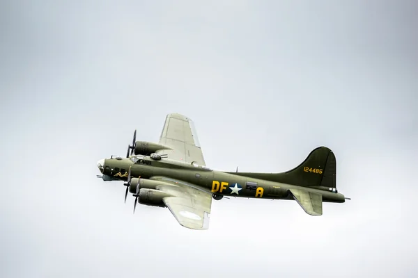 莎莉 b 波音 b17 轰炸机飞越 shorham 机场 — 图库照片