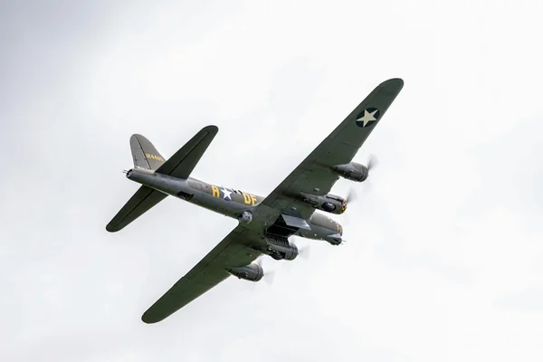 Sally B Boeing B17 Bombardero sobrevolando el aeródromo de Shorham —  Fotos de Stock