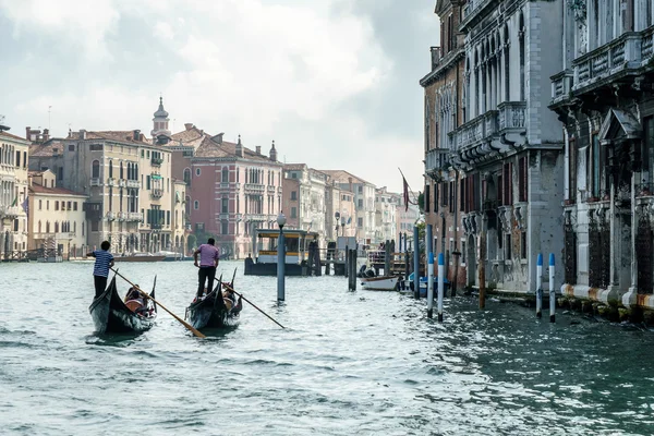 Gondoliers ferrying people in Venice — Stock Photo, Image
