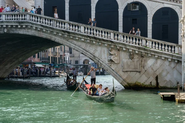 Gondoleros transportando gente en Venecia —  Fotos de Stock