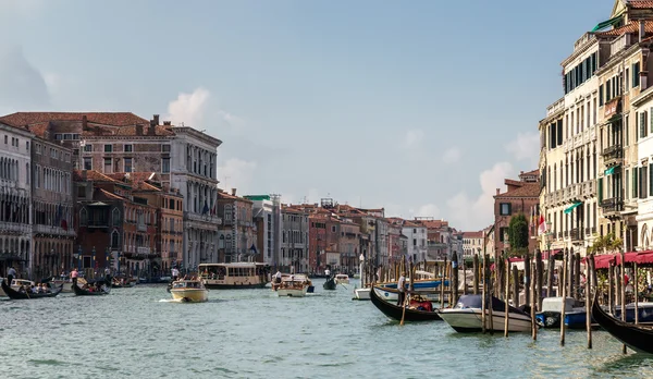 Belebter großer Kanal in Venedig — Stockfoto