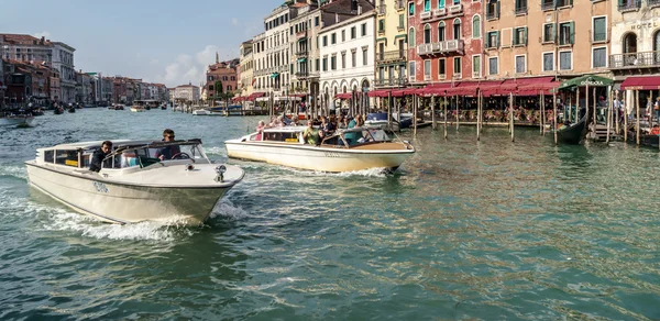 Motorboats cruising down the Grand Canal — Stock Photo, Image