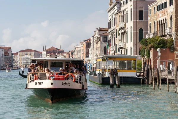 Vaporetto trajekt v Benátkách — Stock fotografie
