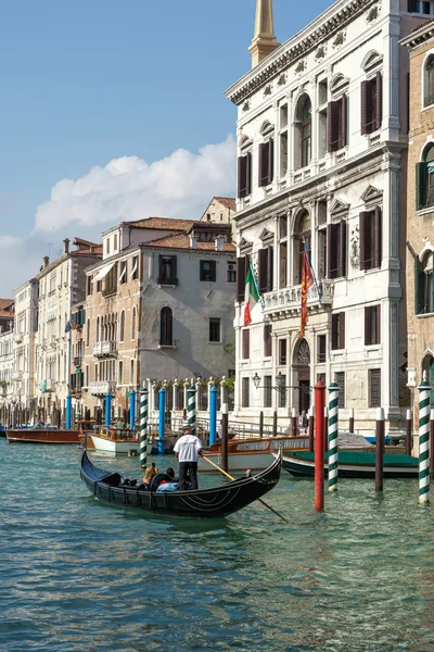 Gondolier transportando gente en Venecia — Foto de Stock