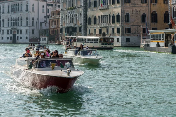 Łodzie motorowe lotu w dół Canal Grande — Zdjęcie stockowe