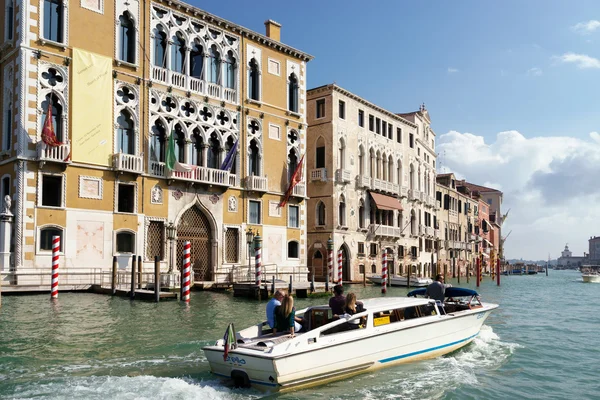 Motorbåt cruising ner Canal Grande — Stockfoto