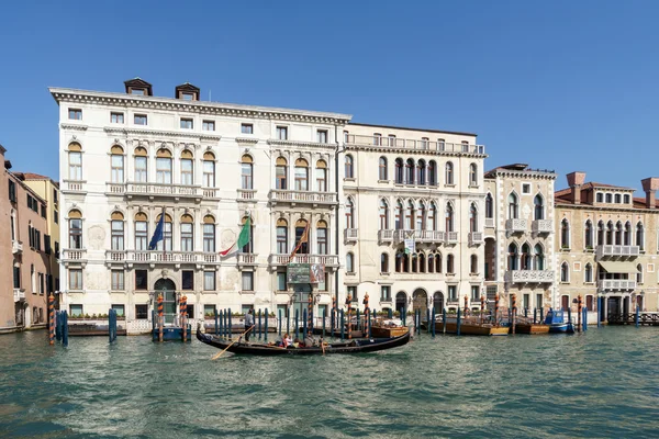 Gondolier transportando gente en Venecia —  Fotos de Stock