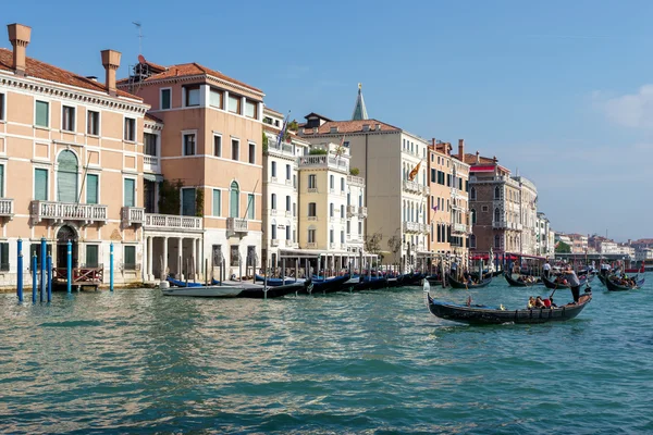 Gondoler flyttning människor i Venedig — Stockfoto