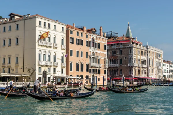 Gondoleros transportando gente en Venecia —  Fotos de Stock
