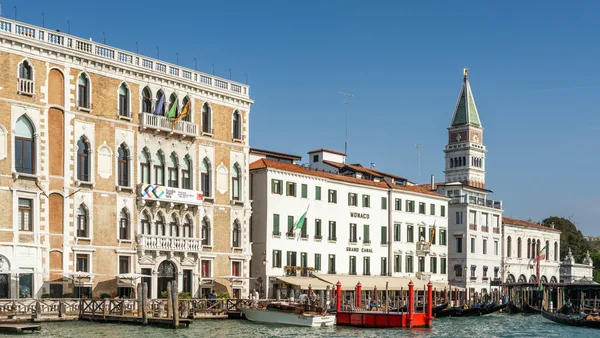 Отель Monaco на Гранд-канале в Венеции — стоковое фото