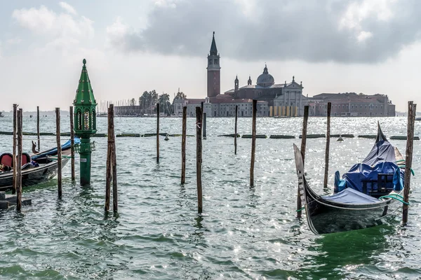 Gondolas moored at the entrance to the Grand Canal — Stock Photo, Image