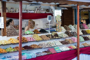 Budapeşte'de şekerleme satan pazar ahır