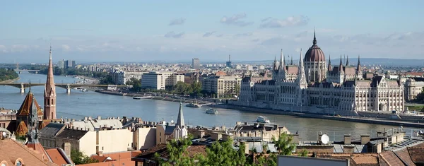 Vue vers le bâtiment du Parlement à Budapest — Photo