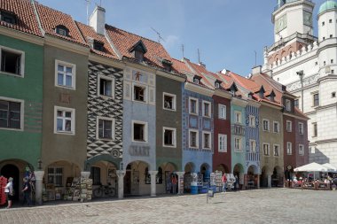 Satır Poznan renkli evlerin