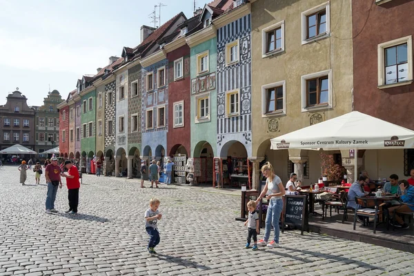 Rad av mångfärgade hus i Poznan — Stockfoto