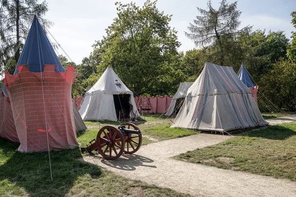 Old cannon and tents reconstruction at Wilanow Palace in Warsaw — Stock Photo, Image