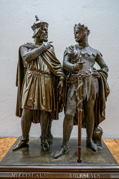 En staty av Boleslaw I Chrobry och Miecislaus på Wilanow Paace i Warszawa — Stockfoto