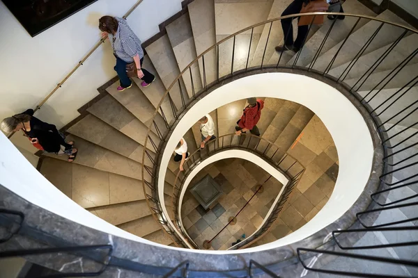 Escadaria em espiral no Palácio Wilanow em Varsóvia — Fotografia de Stock