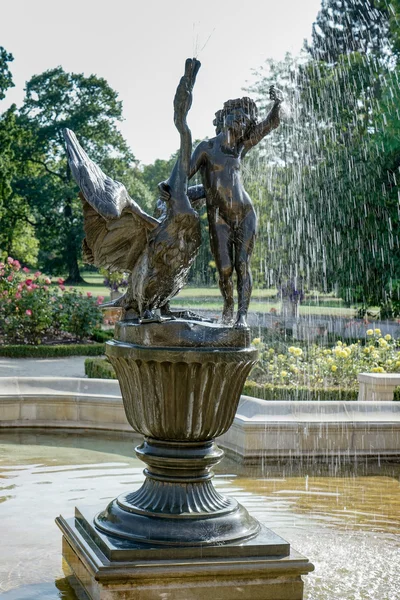 Staty av en pojke och Swan på Wilanow palatset i Warszawa — Stockfoto