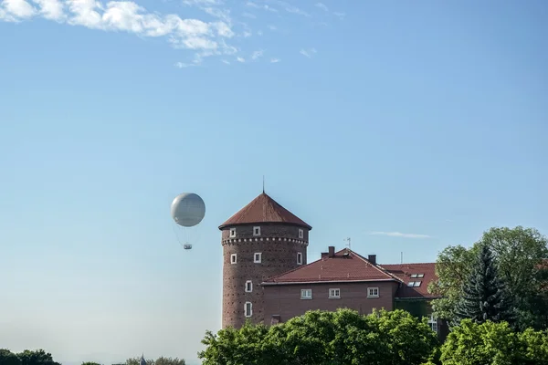 Balon na gorące powietrze w pobliżu zamku na Wawelu w Krakowie — Zdjęcie stockowe