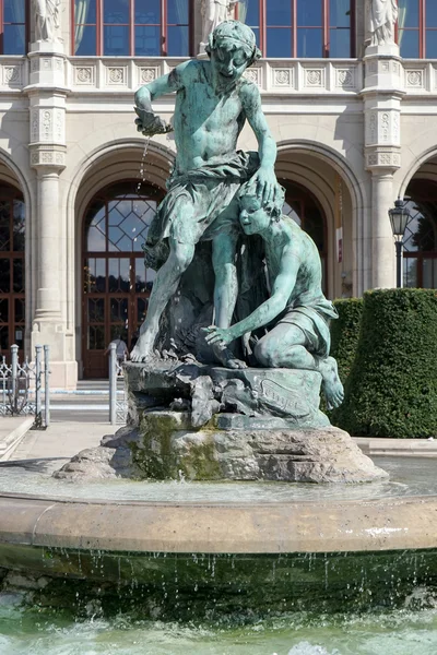 Statue in front of the Vigado Concert Hall in Budapest — Stock Photo, Image
