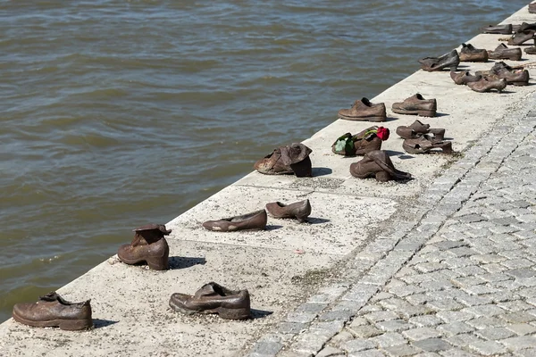 Żelazo buty pomnik narodu żydowskiego wykonywane Ww2 w Budapeszcie — Zdjęcie stockowe