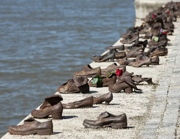 Iron shoes memorial to Jewish people executed WW2 in Budapest — Stock Photo, Image