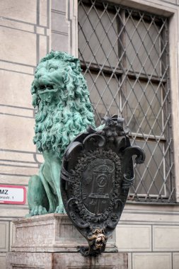 Münih'te Odeonsplatz, yeşil bir aslan heykeli