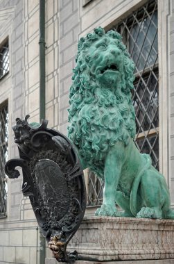 Münih'te Odeonsplatz, yeşil bir aslan heykeli