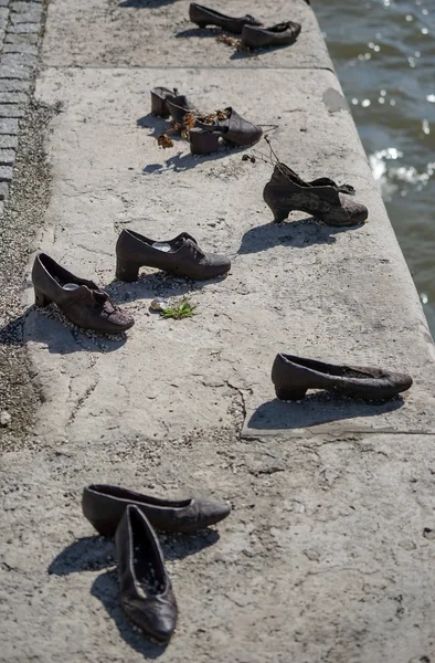 Iron shoes memorial to Jewish people executed WW2 in Budapest — Stock Photo, Image