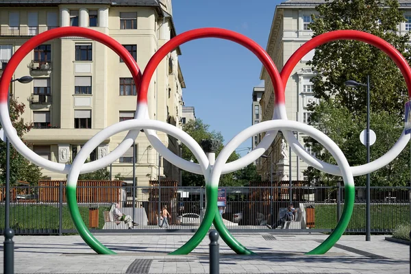 Olympiska ringarna i ungerska färger i Budapest — Stockfoto