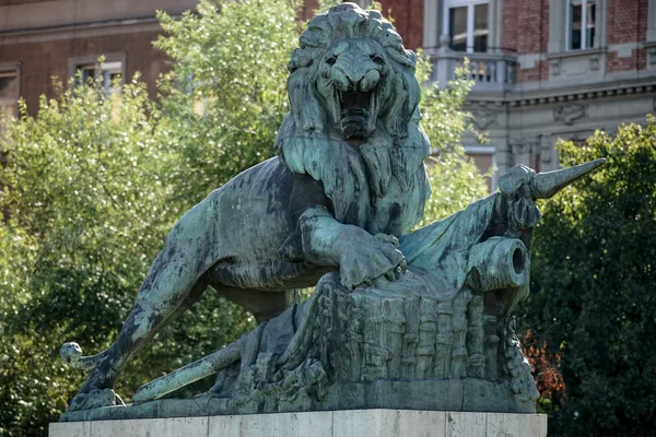 Statue of a Lion guarding the Margaret Bridge in Budapest — Stock Photo, Image