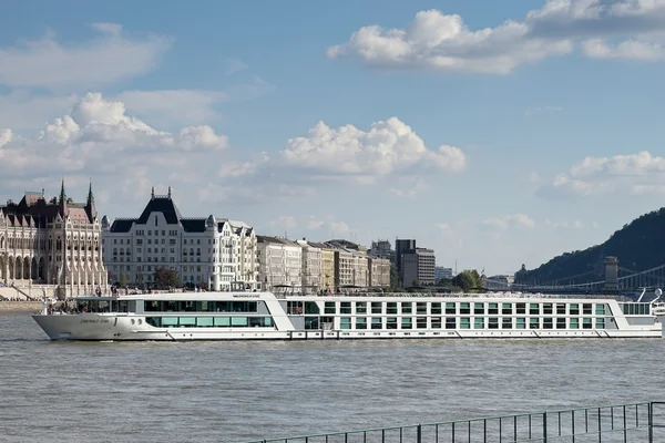Flod kryssning längs floden Donau i Budapest — Stockfoto