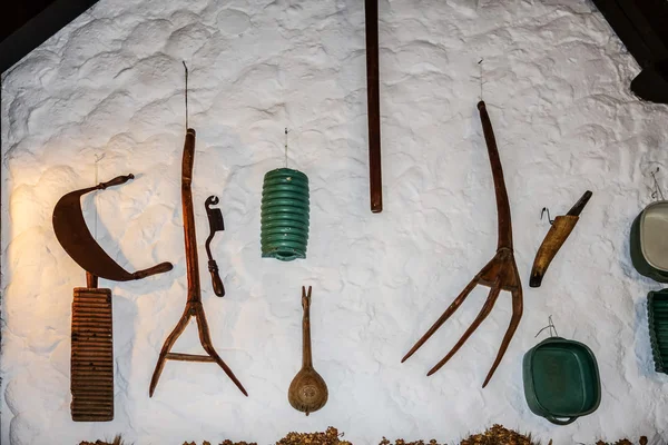 Alte landwirtschaftliche Geräte an einer Wand in Budapest — Stockfoto